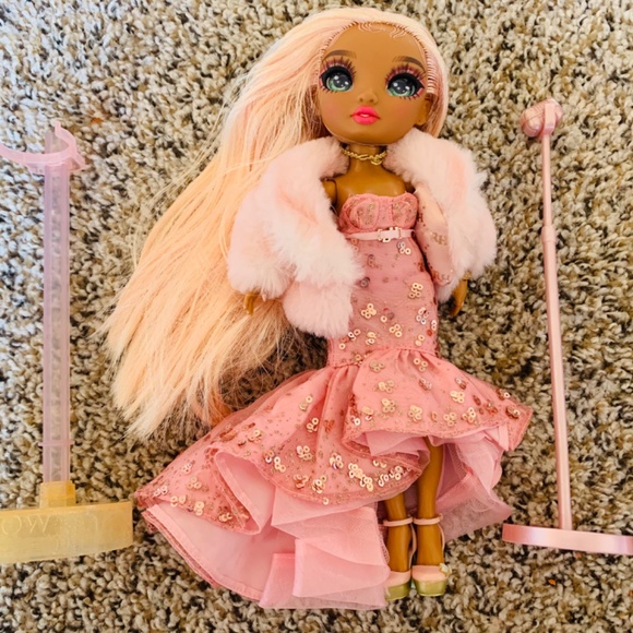 Rainbow High Sabrina St Cloud Doll with Mic and Stand - Picture 4 of 7